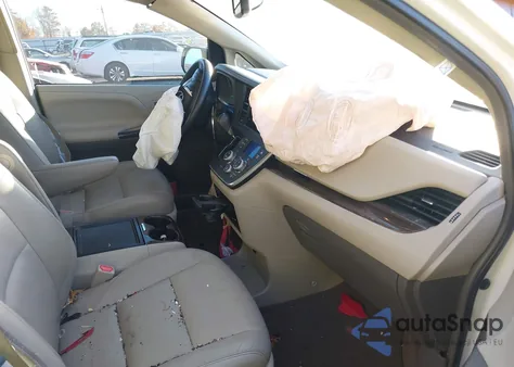 2015 Toyota Sienna Xle 8 Passenger z USA, uszkodzony, nr VIN 5TDYK3DC6FS590035